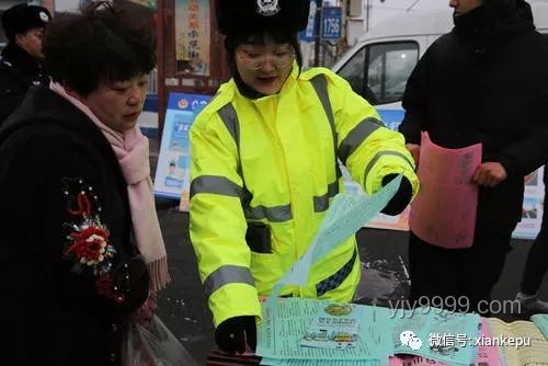 小伙第一个冲出考场，交警暖心赠送小熊：教育激励与社会心理解析